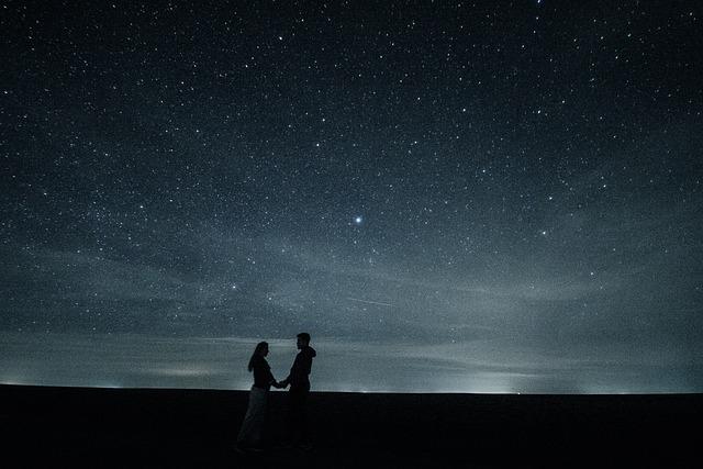 Hvězdy a naše vztahy: Jak astrologie ovlivňuje naše interakce s ostatními